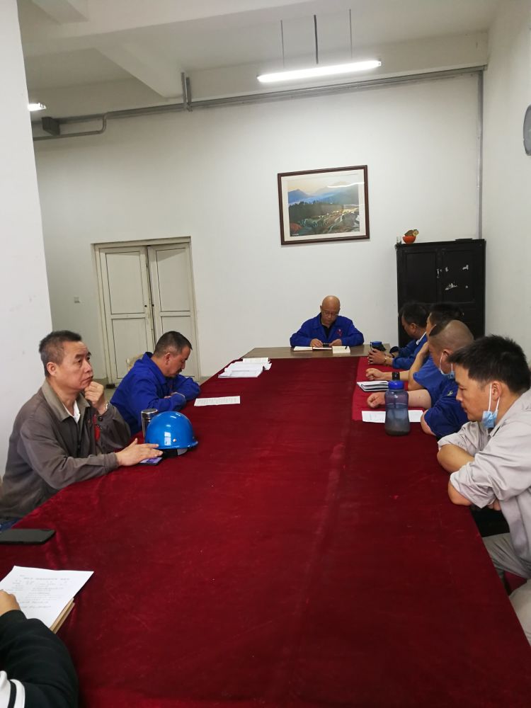 機(jī)加裝配黨支部召開(kāi)全體黨員大會(huì)，組織主題教育學(xué)習(xí)。